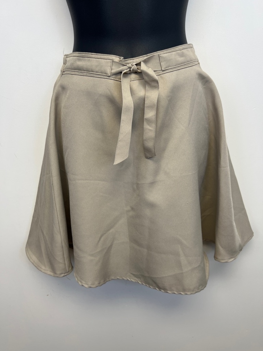 Izod Light Tan A-Line Skirt / Skort with Tie Front Youth 14 or Women’s Small